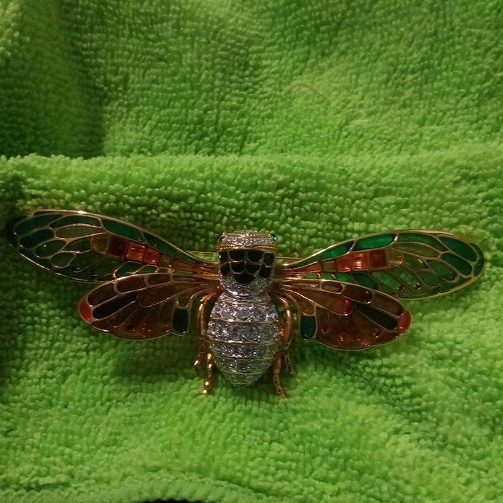 Joan Rivers bee pin